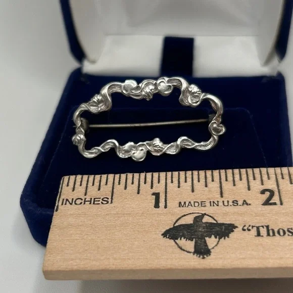 Antique Ribbon Silver Brooch​​ - Picture 3 of 7